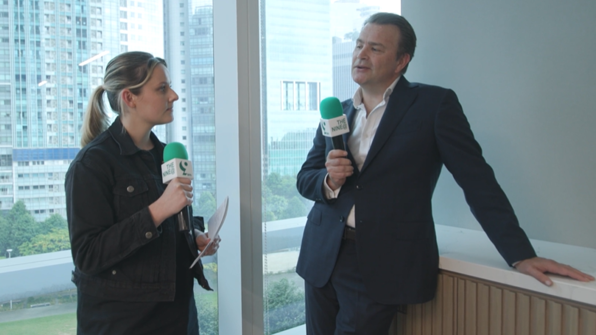 Julian Longstaff, Apollo Managing Director, featured in the 9@9 video series, holds a green microphone and shares insights from the Singapore office on credit origination and global capital markets strategy.