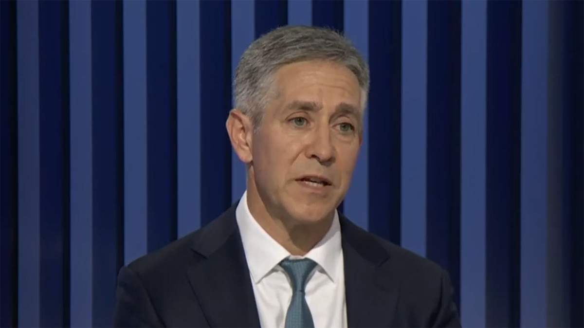 Rob Seminara on How Apollo Is Supporting Europe’s Most Strategic Priorities Rob Seminara, Apollo Partner and Head of Europe, sits in front of a blue backdrop at the CNBC studio for an interview on strategic priorities, highlighting private markets and capital solutions in Europe.